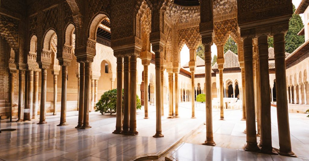 Reiseplanung leicht gemacht Experience the intricate arches and columns of Alhambra's stunning courtyard in Granada.